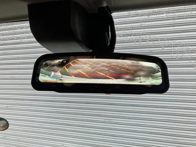 ルームミラーはバックモニターに切り替わります。|日野 デュトロ 2KG-XZU712M(2WD)の写真17