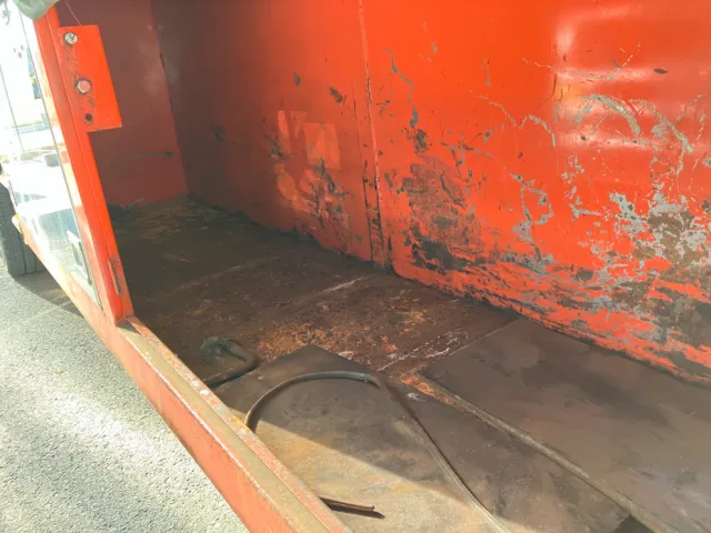 助手席側もの入れ内部にサビがあります。|東急  TF28H7B2Sの写真32