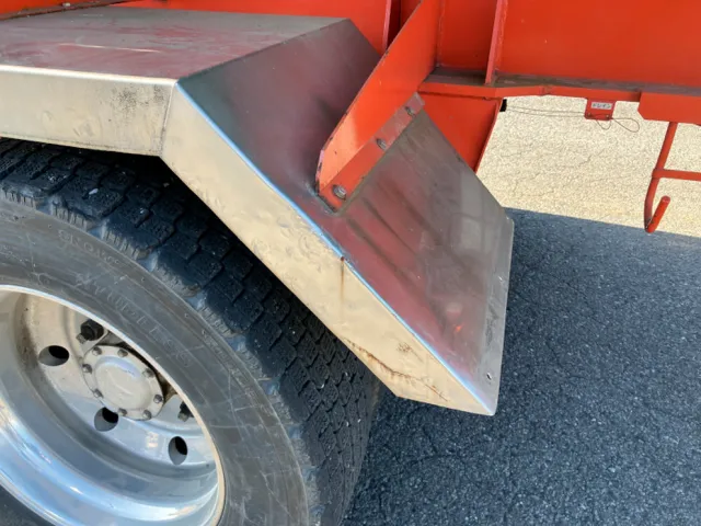 助手席側リヤフェンダー後端に凹み・叩き修正跡があります。|東急  TF28H7B2Sの写真47