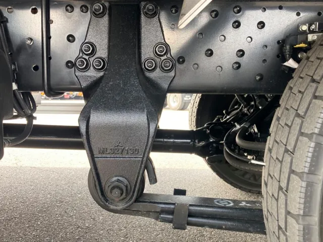 シャーシとスプリングの状態です。|三菱 ファイター 2KG-FK65F(2WD)の写真5