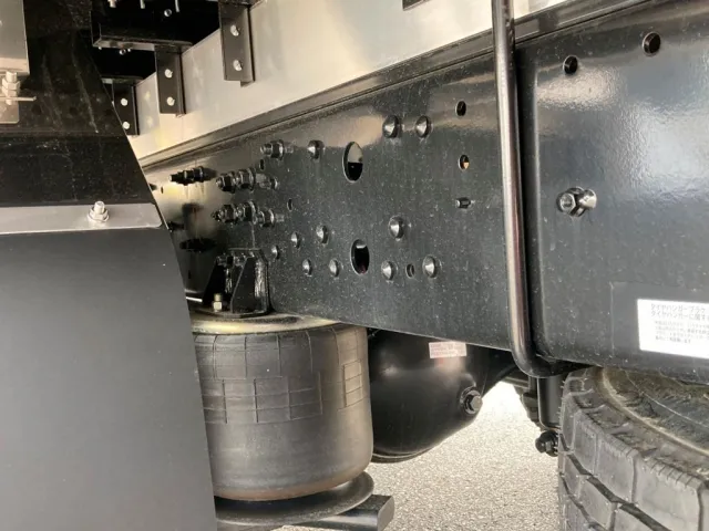 シャーシとエアサスの状態です。|三菱 ファイター 2KG-FK65F(2WD)の写真6