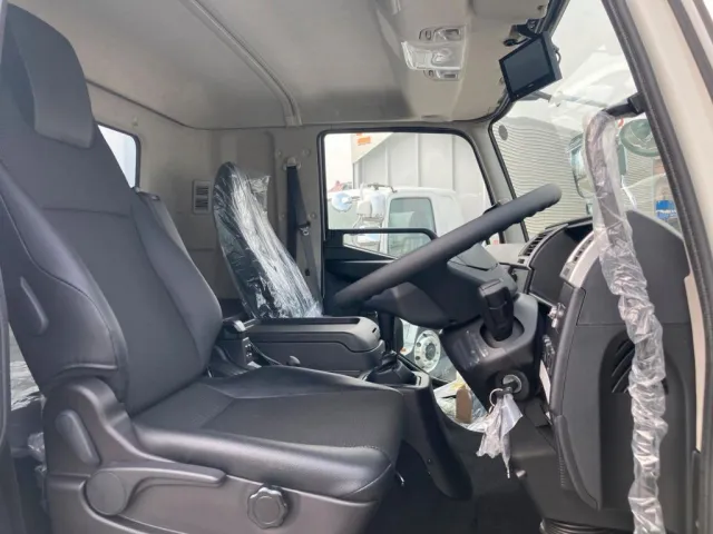 車内です。|三菱 ファイター 2KG-FK65F(2WD)の写真9