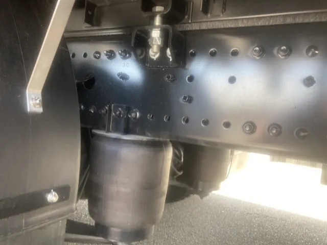 シャーシとエアサスの状態です。|日野 プロフィア 2KG-FW1AHCの写真7