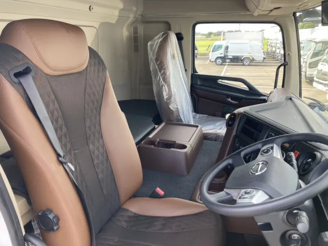 車内です。|日野 プロフィア 2KG-FW1AHCの写真10