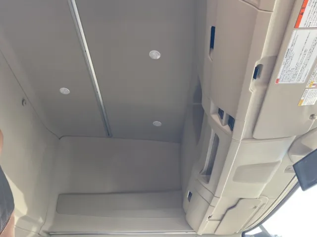 車内は広々ハイルーフです。|日野 プロフィア 2KG-FW1AHCの写真12