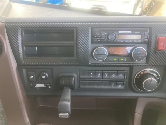 インパネ周りです。|日野 プロフィア 2KG-FW1AHCの写真29