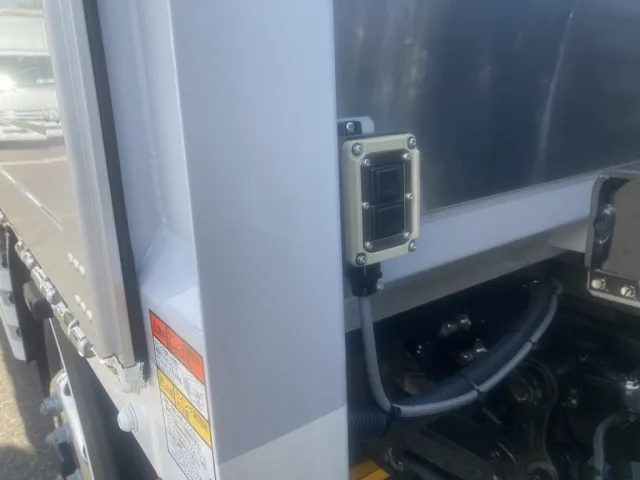 左右前方にもウイングスイッチが付いていて、効率的な荷役作業が可能になります。|日野 プロフィア 2KG-FW1AHCの写真35