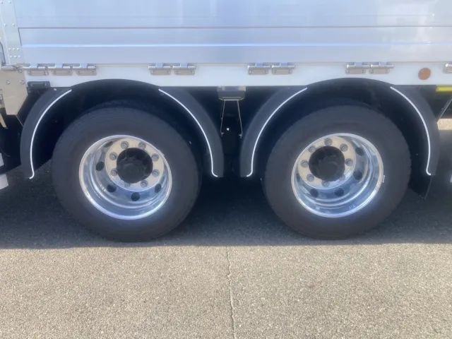 アルミホイール付きで、リアフェンダーは樹脂製ですのでサビや腐食の心配はいりません。|日野 プロフィア 2KG-FW1AHCの写真36