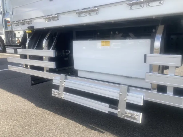 工具箱の開閉に便利な開閉式サイドバンパーです。|日野 プロフィア 2KG-FW1AHCの写真38