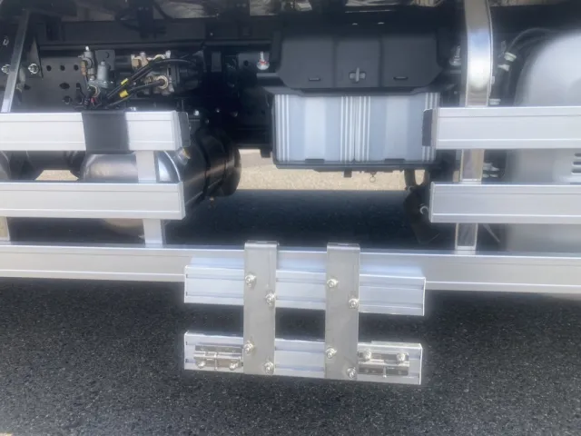 バッテリーメンテナンス時に便利な開閉式サイドバンパーです。|日野 プロフィア 2KG-FW1AHCの写真40