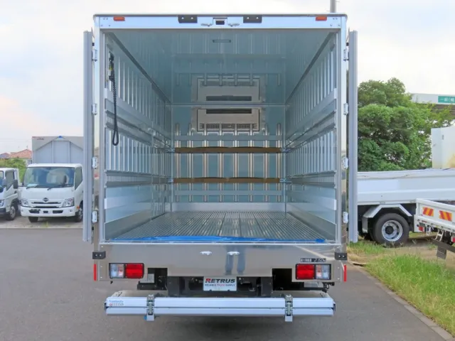 門口周りはステンレス製で床はI型キーストンです。|日野 レンジャー 2KG-FD2ABG(2WD)の写真11