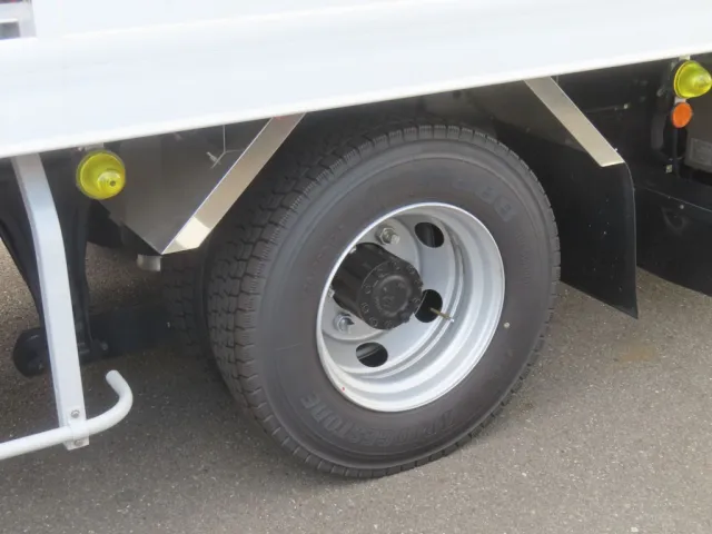 リアフェンダーはステンレス製です。|日野 レンジャー 2KG-FD2ABG(2WD)の写真13