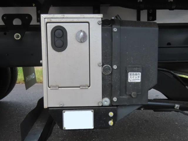 ゲートの操作スイッチです。|日野 レンジャー 2KG-FD2ABG(2WD)の写真15