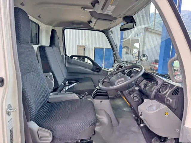 乗車定員は、3名です。|日野 デュトロ 2KG-XZU712M(2WD)の写真7