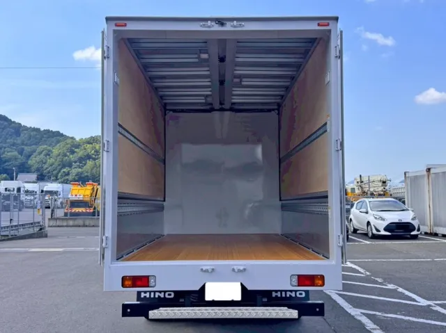 床は板張りです。|日野 デュトロ 2KG-XZU712M(2WD)の写真9