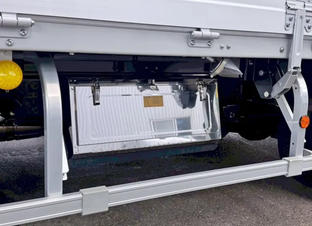 ボディー助手席側に、ステンレス製の工具箱が付いています。|日野 デュトロ 2KG-XZU712M(2WD)の写真14
