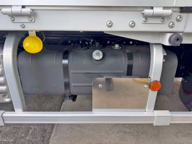 燃料タンクは、100Lです。|日野 デュトロ 2KG-XZU712M(2WD)の写真15