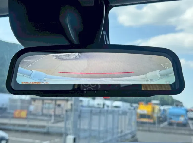 ルームミラーはバックモニターに切り替わります。|日野 デュトロ 2KG-XZU712M(2WD)の写真16