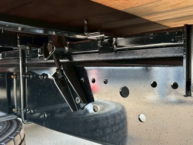 シャーシとネタの状態です。(縦ネタ・横ネタは鉄製です)|三菱 スーパーグレート 2PG-FS84VZ(8x4)の写真13