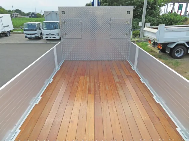 プロテクターはアルミの縞板が張ってあります。|三菱 スーパーグレート 2PG-FS84VZの写真10