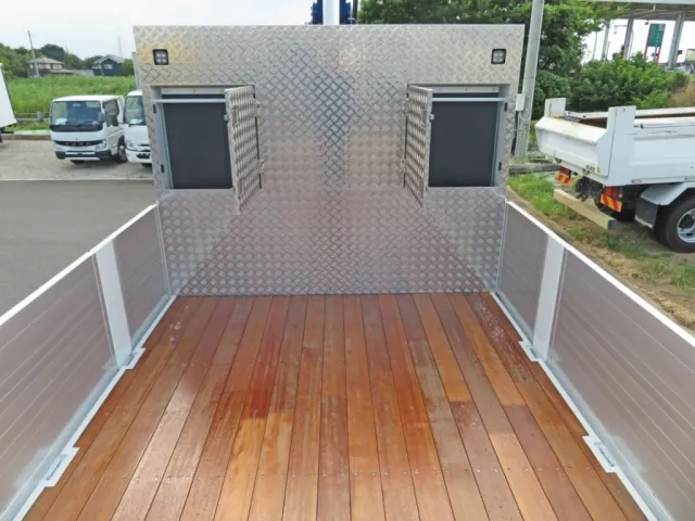 プロテクターに物入が付いています。|三菱 スーパーグレート 2PG-FS84VZの写真11