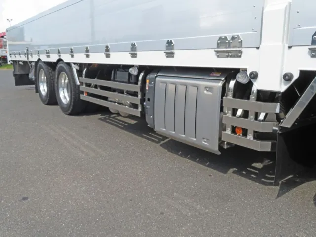 サイドバンパー・サイドバンパーステー・リアフェンダーはステンレス製です。(アルミホイールです)|三菱 スーパーグレート 2PG-FS84VZの写真19