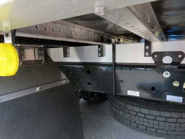 シャーシとネタの状態です。(縦ネタ・横ネタはアルミ製です)|三菱 ファイター 2KG-FK65F(2WD)の写真7