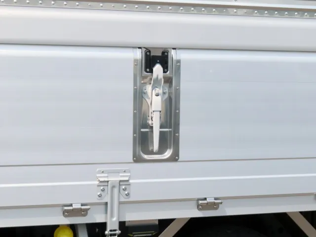 ウイングロックの枠・丁番はステップの状態です。|三菱 ファイター 2KG-FK65F(2WD)の写真11