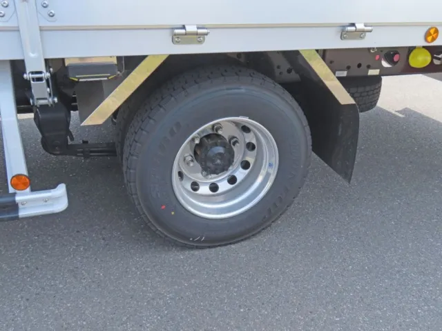 アルミホイールです。(リアフェンダーはステンレス製です)|三菱 ファイター 2KG-FK65F(2WD)の写真12