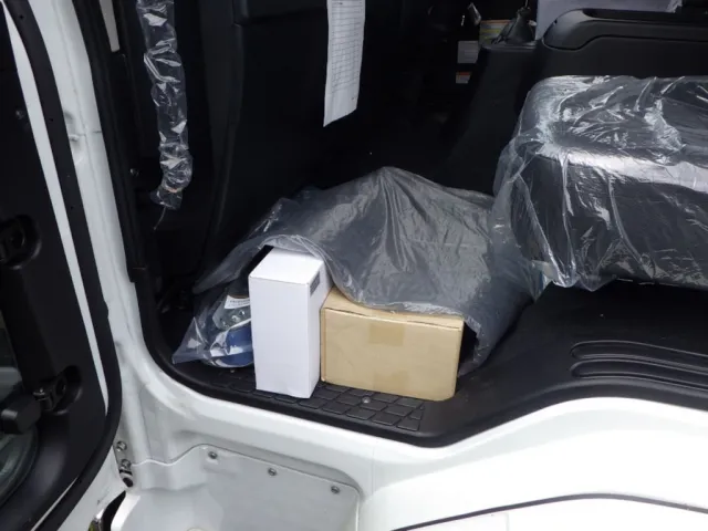 キャブ内に付属品が積んであります。|三菱 ファイター 2KG-FK65F(2WD)の写真12