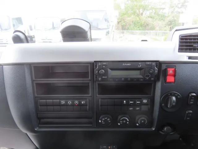 パネル周りの状態です。|三菱 ファイター 2KG-FK65F(2WD)の写真13