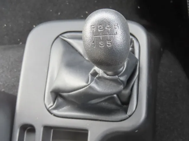 MT6速です。|三菱 ファイター 2KG-FK65F(2WD)の写真19