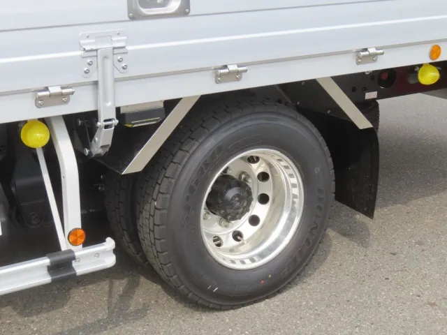 リアフェンダーはステンレス製でホイールはアルミ製です。|三菱 ファイター 2KG-FK65F(2WD)の写真8