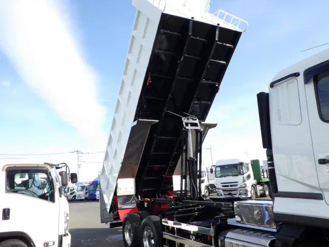 ボディー裏側の状態です。|三菱 スーパーグレート 2PG-FV80VYの写真9