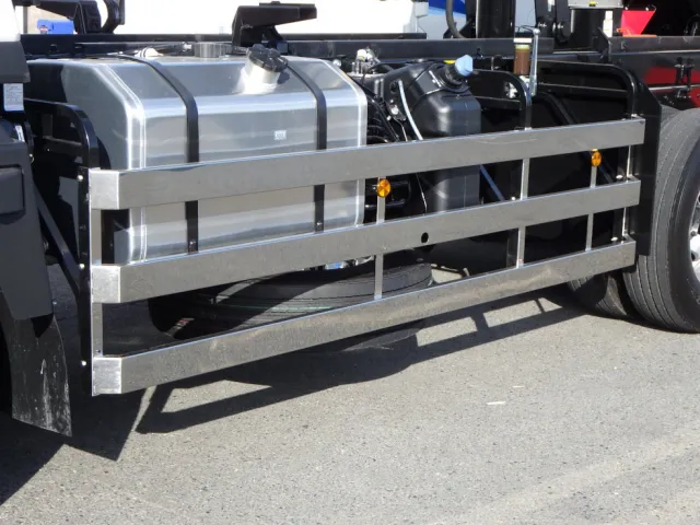 サイドバンパーはステンレス製です。|三菱 スーパーグレート 2PG-FV80VYの写真15