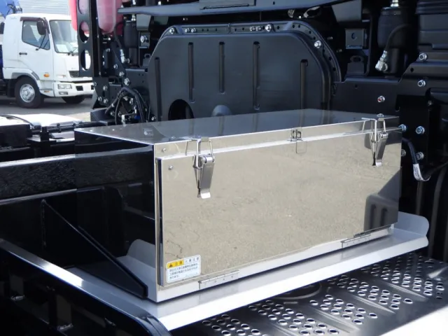 工具箱はステンレス製です。|三菱 スーパーグレート 2PG-FV80VYの写真16