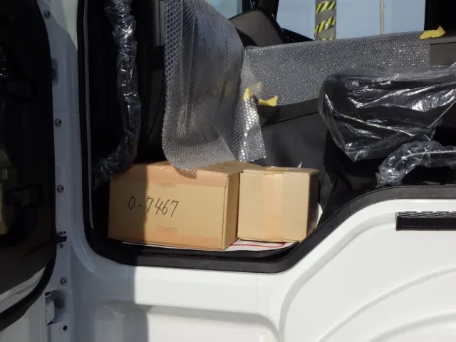 キャブ内に付属品が積んであります。|三菱 スーパーグレート 2PG-FV80VYの写真17