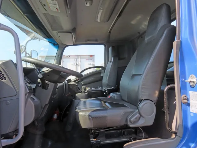 左ハンドル仕様です。(運転席座面にヘタリ・破れ、助手席座面に破れがあります)|いすゞ フォワード QKG-FVR34U2改の写真6