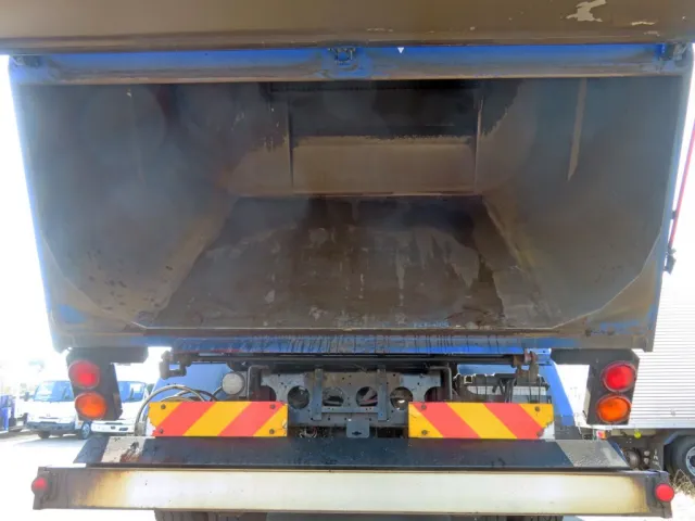 ホッパーの内部の状態です。|いすゞ フォワード QKG-FVR34U2改の写真7