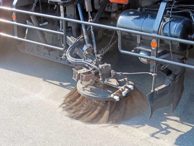 サイドブラシ作動時の状態です。|いすゞ フォワード QKG-FVR34U2改の写真13