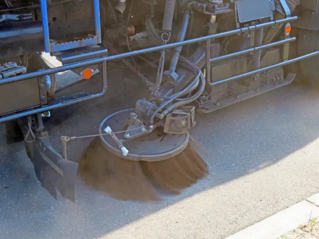 サイドブラシ作動時の状態です。|いすゞ フォワード QKG-FVR34U2改の写真14