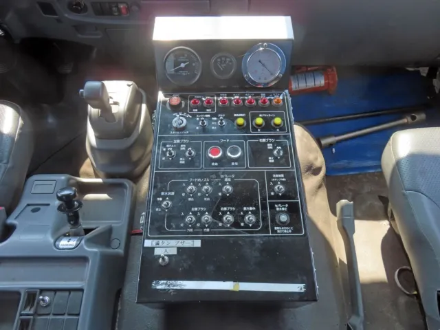 上物の操作スイッチです。(サブエンジン式です)|いすゞ フォワード QKG-FVR34U2改の写真17