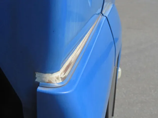 フロントフェンダー運転席側後部にガタ(取付け部に割れ)があります。|いすゞ フォワード QKG-FVR34U2改の写真33