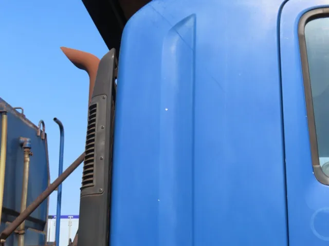 運転席側クォーターパネルに看板日焼け跡があります。|いすゞ フォワード QKG-FVR34U2改の写真34