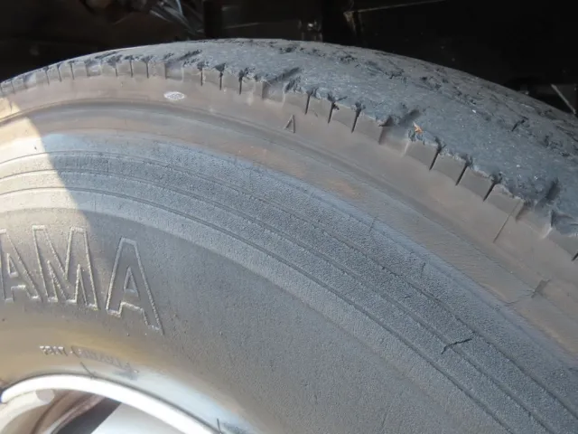 運転席側リアタイヤのサイドウォールに細かいヒビがあります。|いすゞ フォワード QKG-FVR34U2改の写真35