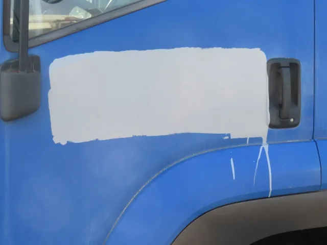助手席ドアに看板日焼け跡があります。|いすゞ フォワード QKG-FVR34U2改の写真38