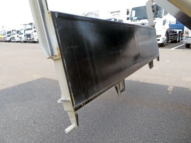 リアゲートに置きサビがあります。(塗装の状態はサーフェーサー塗りです)|日野 プロフィア 2DG-FS1AGEの写真11