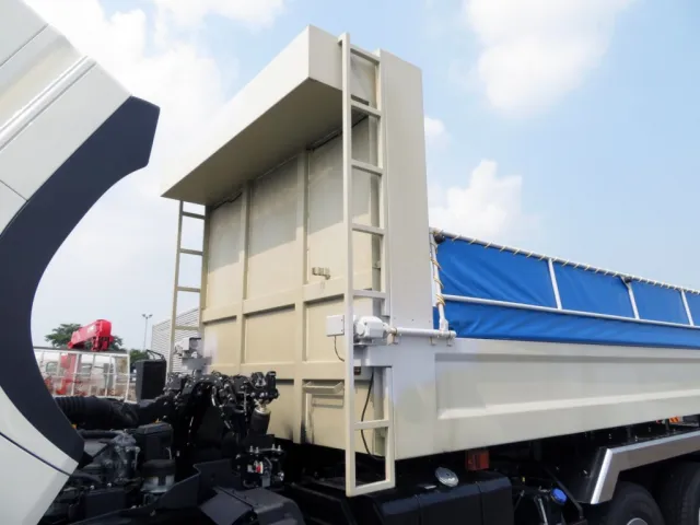 シートデッキ・ハシゴ付きです。(塗装の状態はサーフェーサー塗りです)|日野 プロフィア 2DG-FS1AGEの写真14