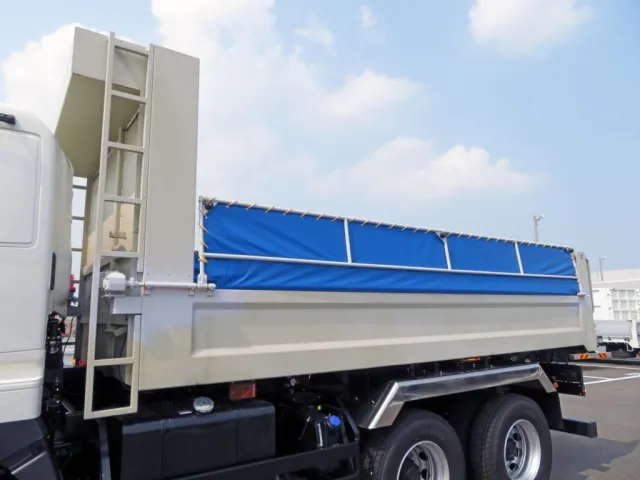 ボディーの状態です。(塗装の状態はサーフェーサー塗りです)|日野 プロフィア 2DG-FS1AGEの写真22