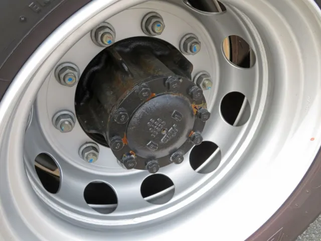 後輪軸周りに軽いサビがあります。|日野 プロフィア 2DG-FS1AGEの写真23